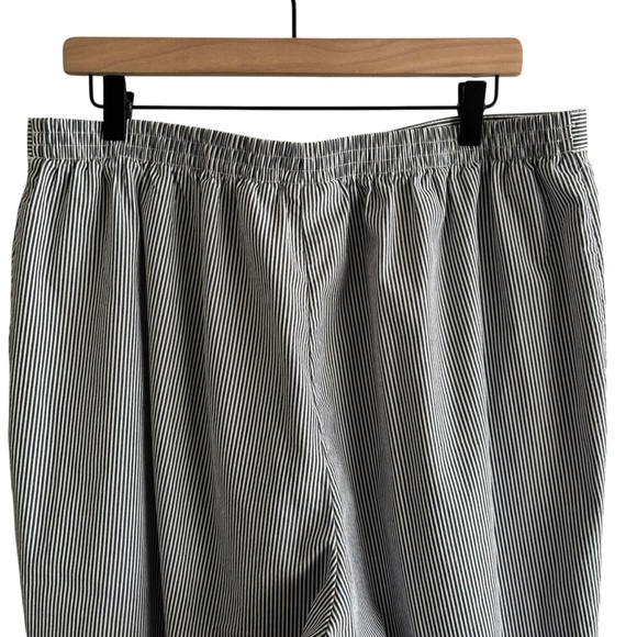 Alfred Dunner Seersucker Striped Pull On Pants 16W Gray White Cropped Coastal - Picture 7 of 13